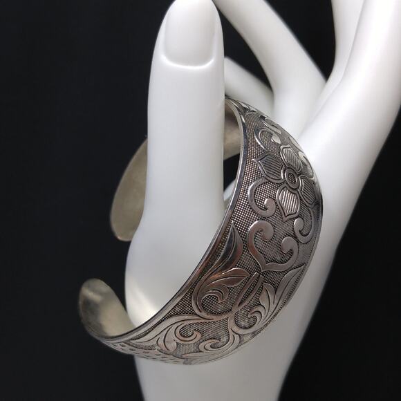 Vintage Silver Tone Cuff Bracelet, Textured Mesh Background, Raised Design - Picture 7 of 10